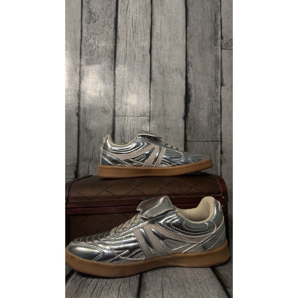Steve Madden NYC Madrid Womens Silver Mirror Metallic Sneakers Stripes Size 5.5